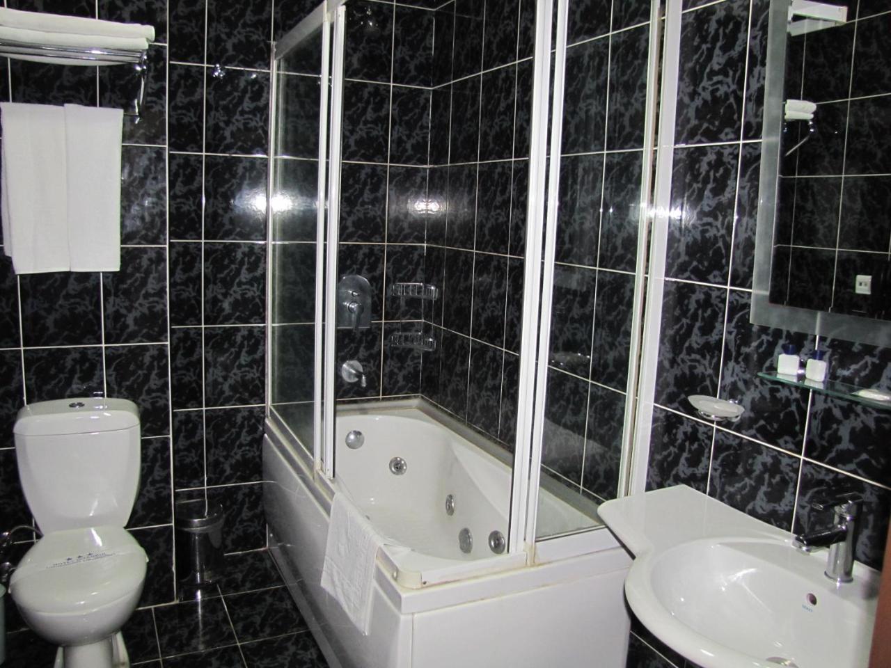 Hotel Istanbul Batoemi Buitenkant foto